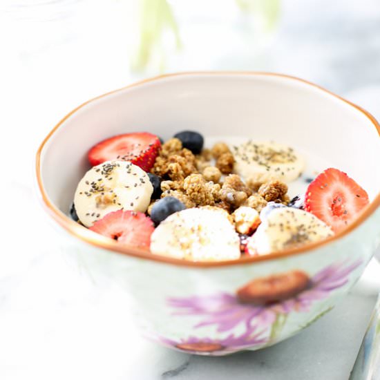 Mulberry cereal with fresh fruit
