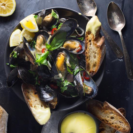 Steamed Mussels With Beer and Basil