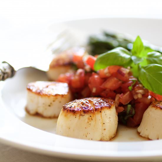 Seared Sea Scallops with Tomato Salsa