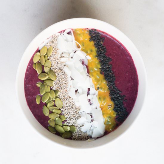 Blueberry acai smoothie bowl