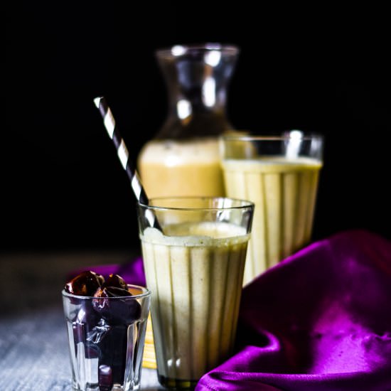 Dry Fig, Dates and Saffron Smoothie