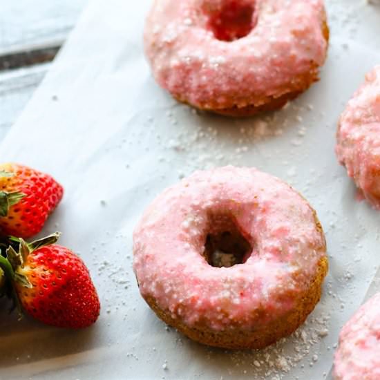 Strawberries n’ Cream Baked Donuts