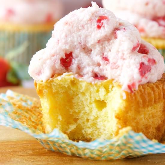 Cupcakes w Whipped Strawberry Icing