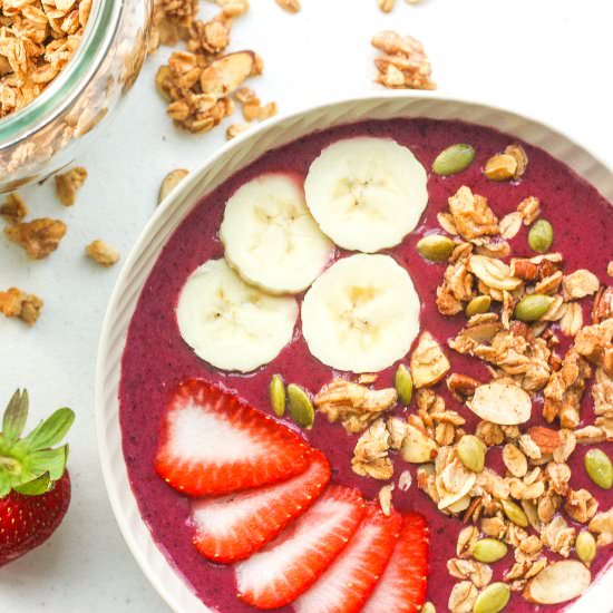5-Minute Super Berry Smoothie Bowl