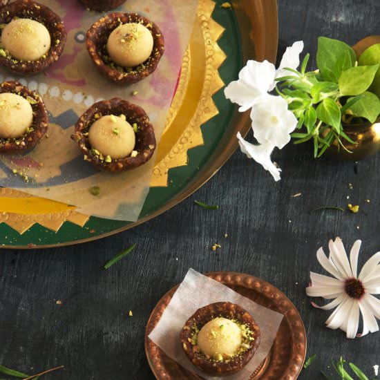 Date cups stuffed with Khoya