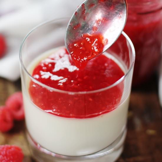 Vanilla panna cotta with rasperries