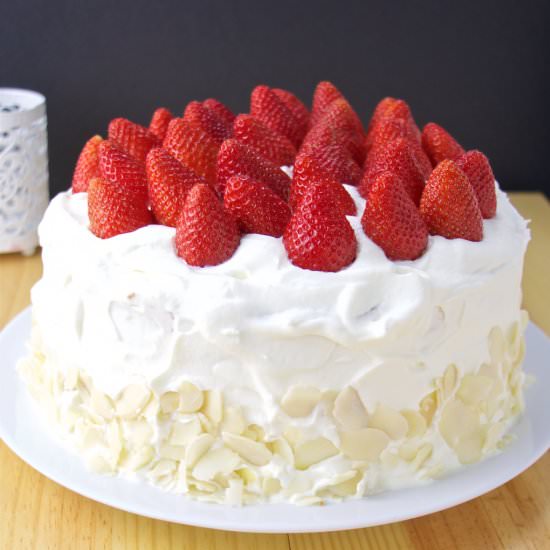 Vanilla cake with strawberries