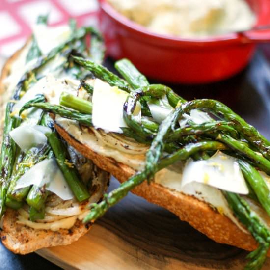 Grilled Asparagus and Onion Crostoni
