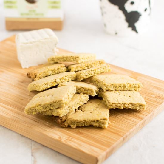 Vegan cheese turmeric oats crackers