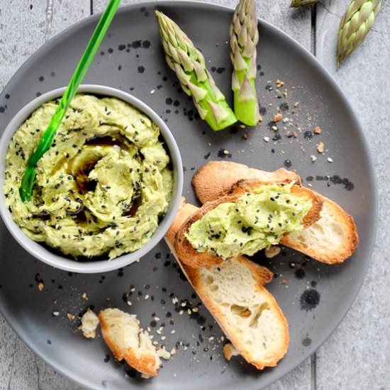 Hummus of green asparagus