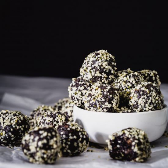 Acai superfood energy bites