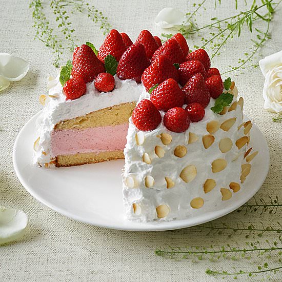 Strawberry Cake with Almonds