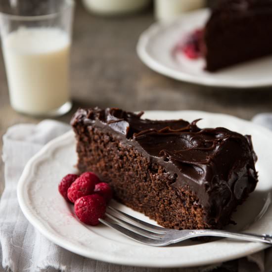 EASY CHOCOLATE FUDGE CAKE