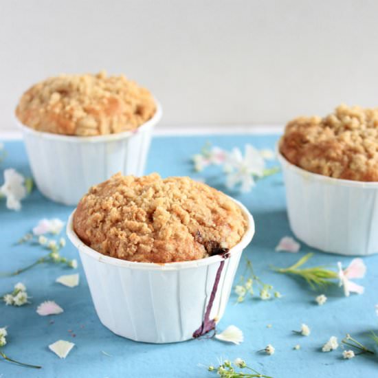 Blueberry muffin with lime streusel