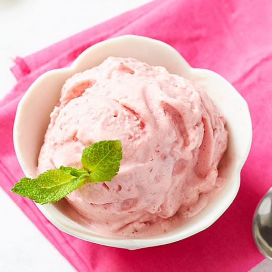 Strawberry Banana Frozen Yogurt