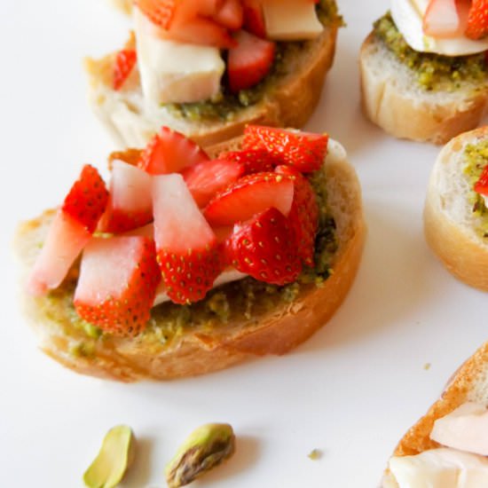 Strawberry Pistachio Brie Crostini