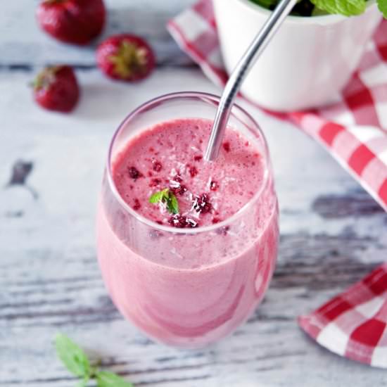 Vegan strawberry lassi with mint