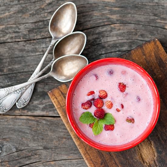 Wild strawberries with sour cream