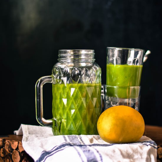 Mango Spinach and Honey Smoothie