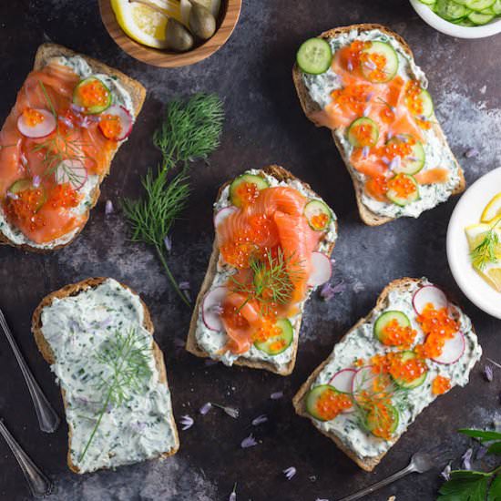 Toasts Herb Creamcheese and Lox