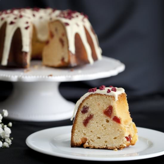 Bundt Cake with Strawberries