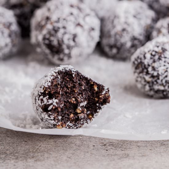Cocoa, date and oat energy balls
