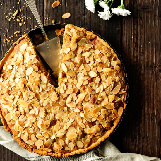 Rhubarb cake with speculoos