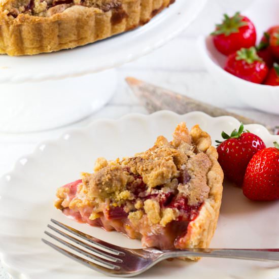 Rhubarb Strawberry Crumb Pie