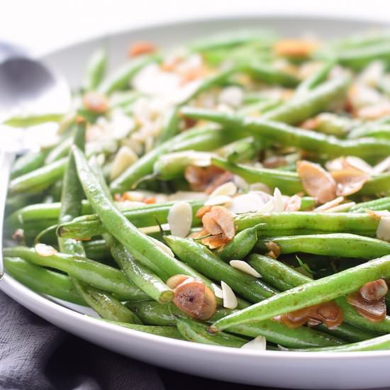 Sautéed Green Beans with Garlic and Almonds