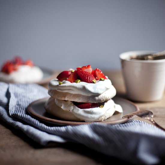 mini strawberry pistachio pavlolvas