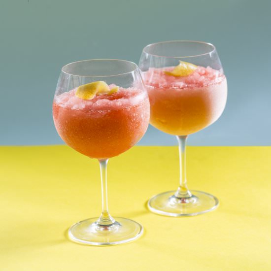 Frosé (Frozen rosé)