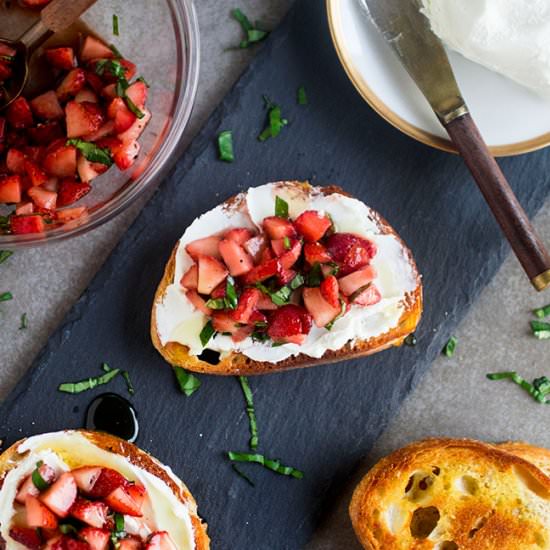 easy strawberry crostini