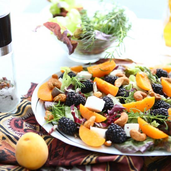 Oakleaf Salad with Feta and Blackberry