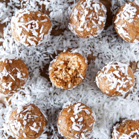 “Piña colada” energy balls