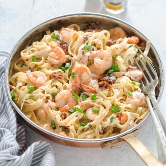 Garlic Prawn Noodles in Creamy Sauce