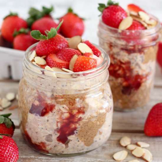 Almond Strawberry Overnight Oats