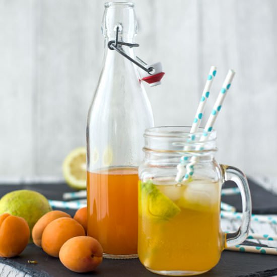 Fruity Apricot-Lemonade