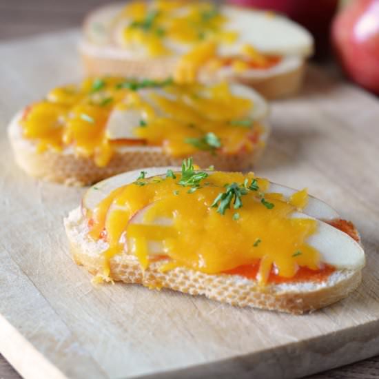 Cheesy Apple Sriracha Bites