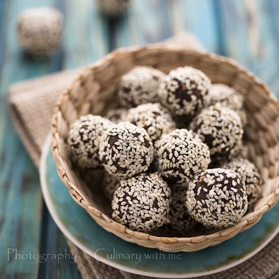 Raw cocoa candies with sesame seed