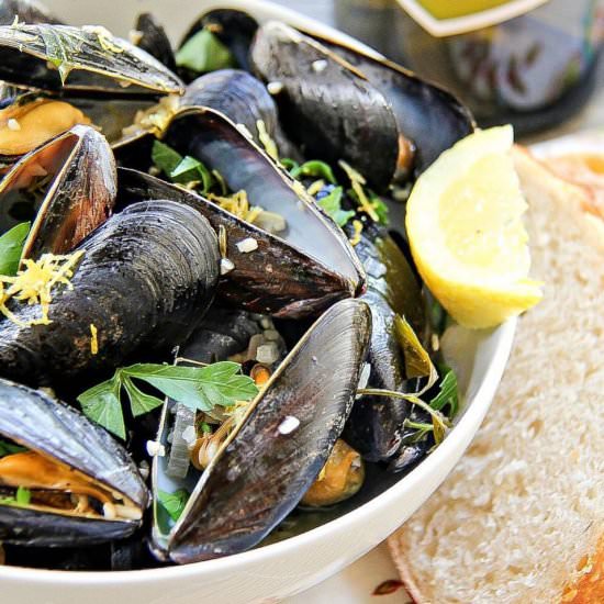 Mussels in Garlic White Wine Sauce