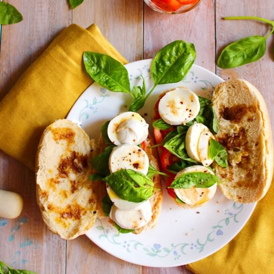 Caprese Sandwich – Tomato, Basil &