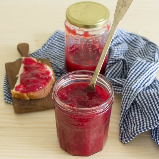 Low-sugar plum jam