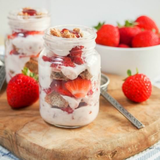 Cracker & strawberry yogurt parfait