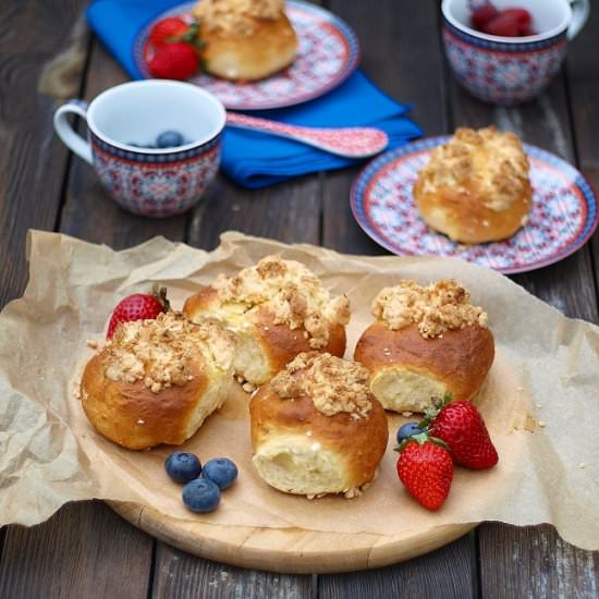 Sweet Buns with Summer Fruit