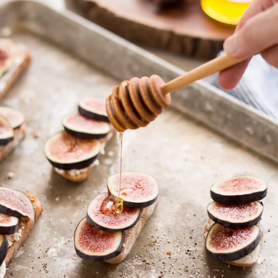 FIG AND GOAT CHEESE CROSTINI