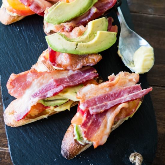 bacon tomato and avocado crostini