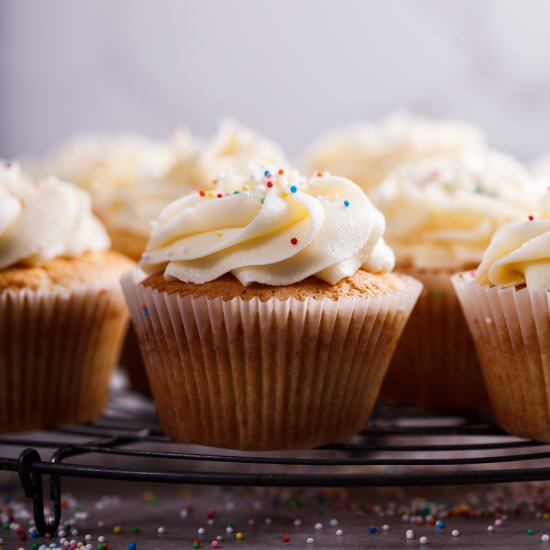 Classic Vanilla Cupcakes