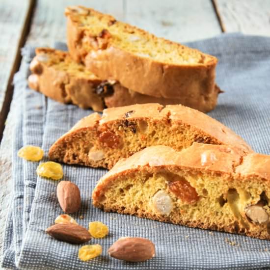 Biscotti with raisins and almonds