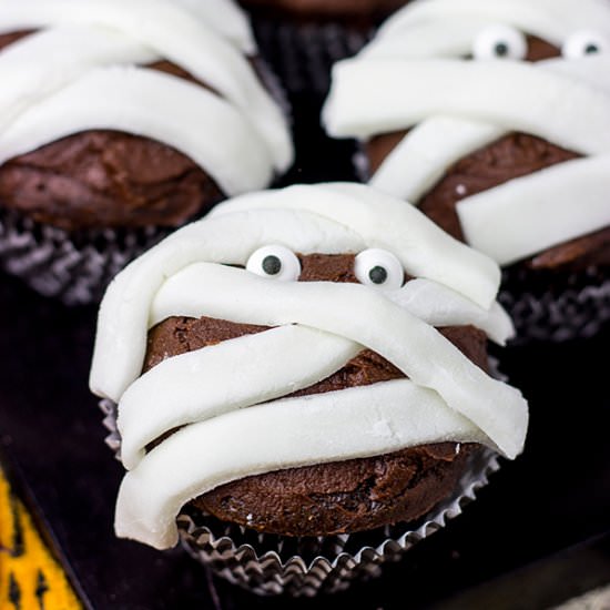 Chocolate Mummy Cupcakes
