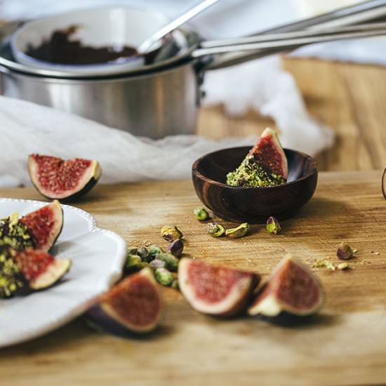 Pistachio chocolate dipped figs (V)